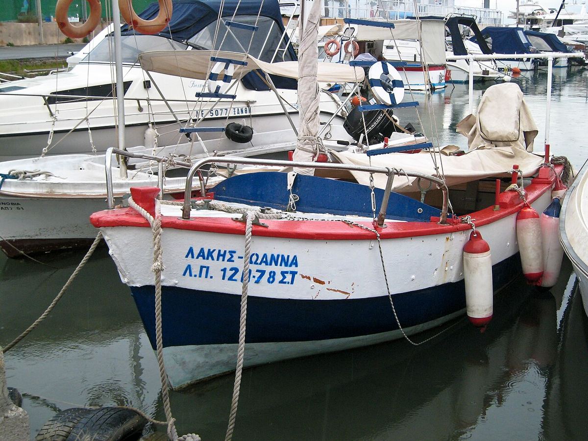 Ψαροκάικα και σκάφη δεμένα στη μαρίνα της Γλυφάδας