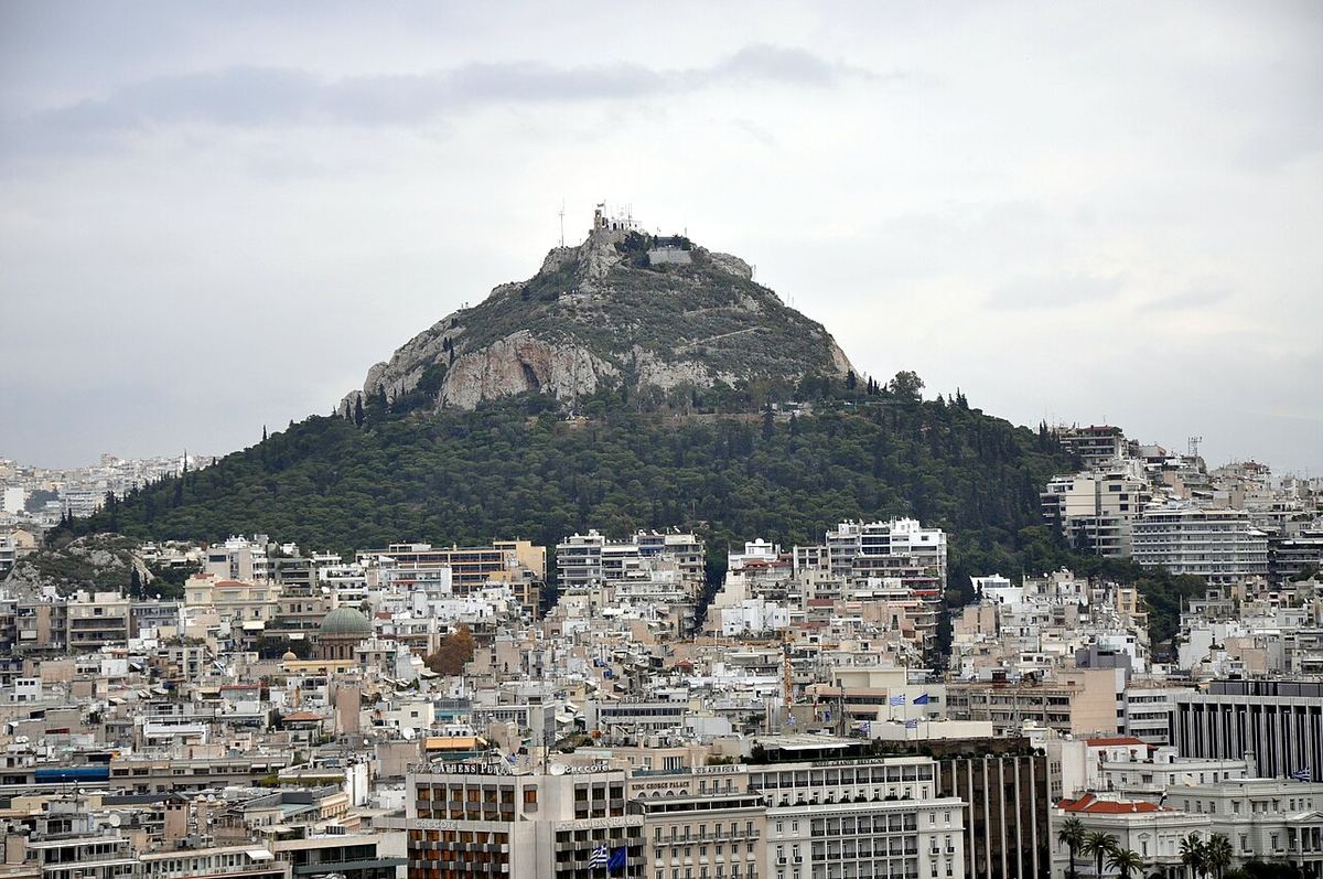 Ο λόφος του Λυκαβηττού πάνω από τις πολυκατοικίες του Κολωνακίου