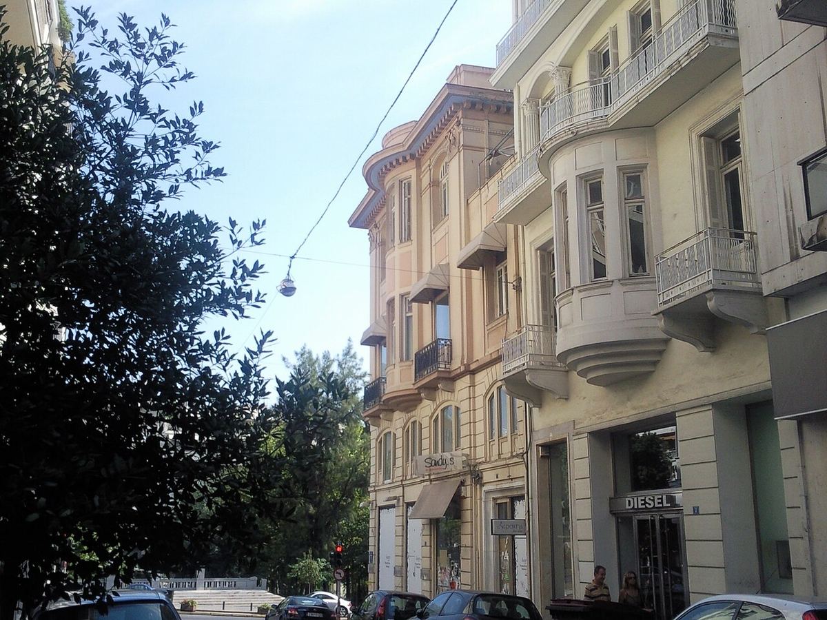 Νεοκλασικά κτίρια και δέντρα σε δρόμο κοντά στην πλατεία Κολωνακίου